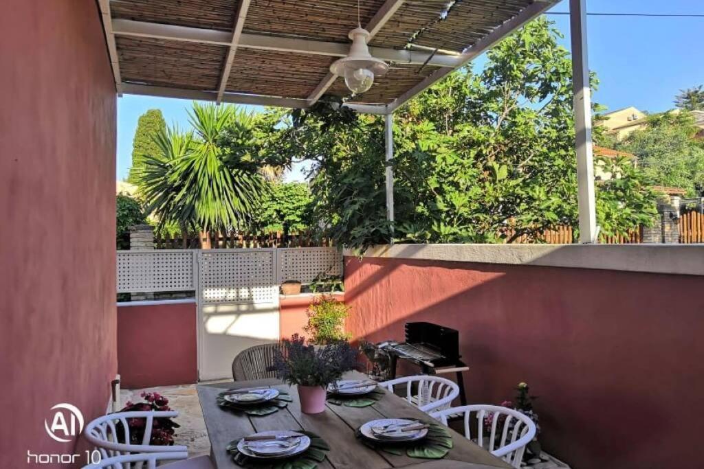 Lefko's House- Contemporary, Fully Renovated House *